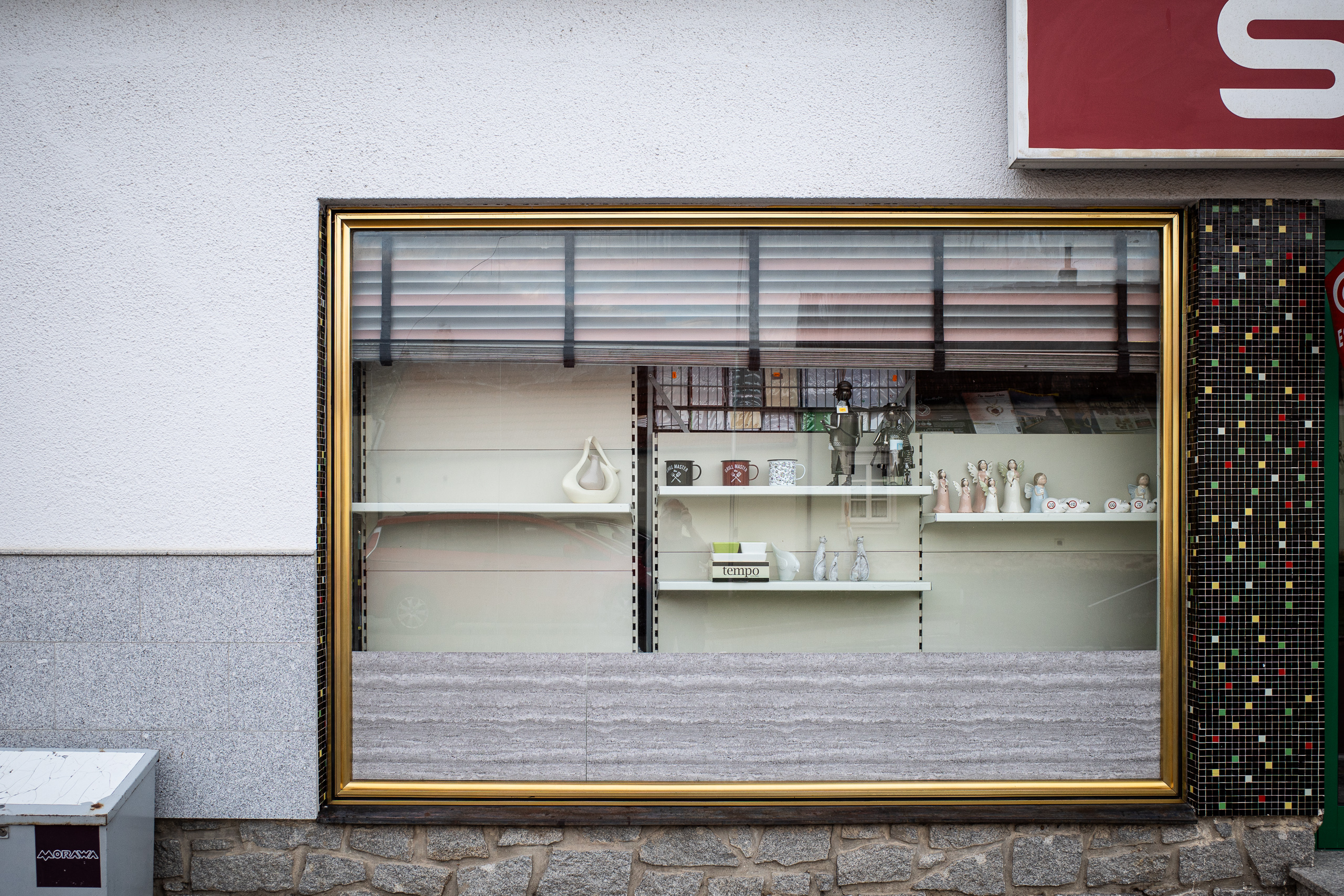 Halbleeres Schaufenster: ein paar Engel, Tassen, der Rest des Sortiments